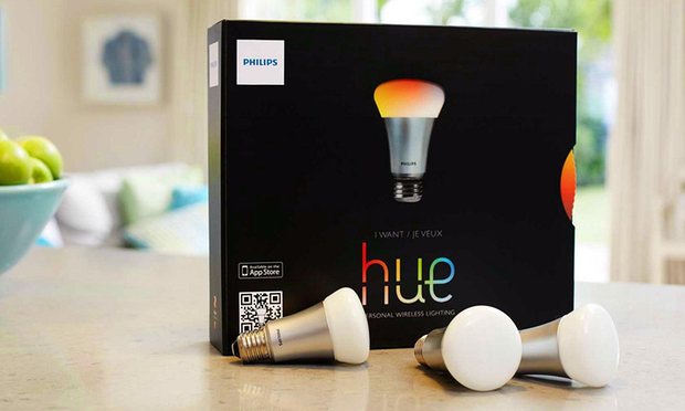 Lâmpadas que mudam de cor, como a Philips Hue pode ajudar a reduzir a quantidade de luz azul na casa à noite, mas como uma consequência vai fazer tudo parecer um pouco avermelhado.