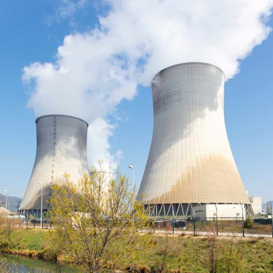 imagem mostra chaminé de fábrica nuclear para ilustrar um artigo sobre engenharia nuclear