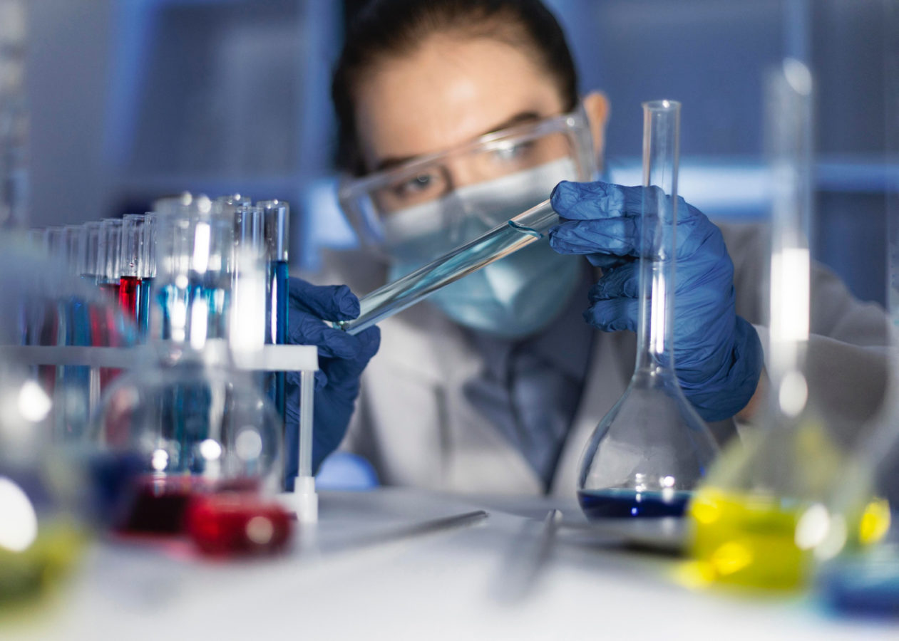 Engenharia Química: formação, áreas de atuação e salário [2024]