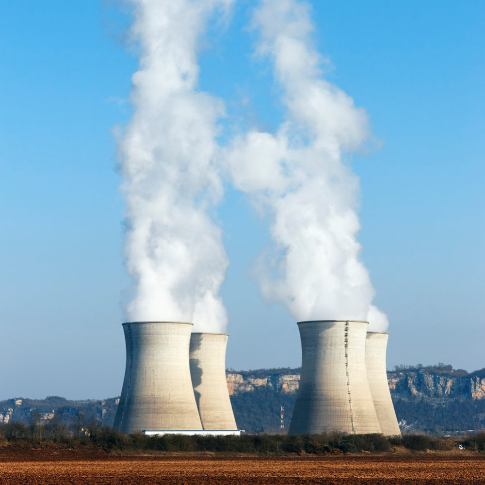 imagem mostra chaminés de usina nuclear para ilustrar um artigo sobre engenharia nuclear