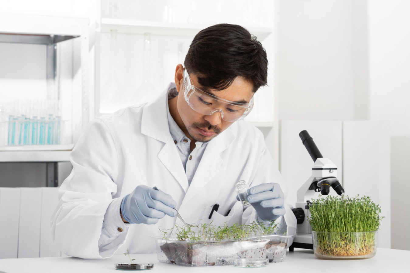 imagem mostra homem em laboratório para ilustrar um artigo sobre Engenharia de Biossistemas