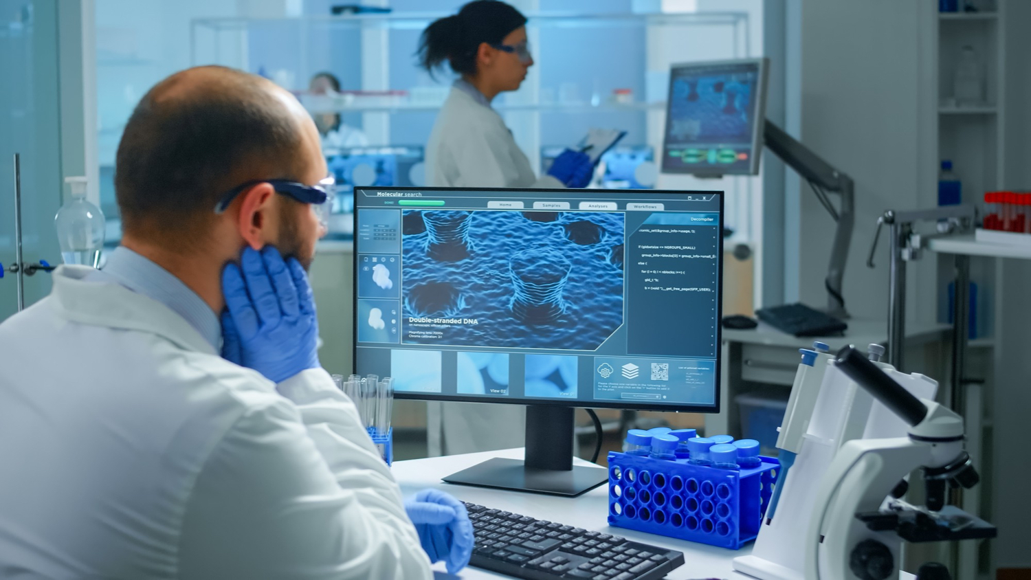 imagem mostra homem trabalhando no computador analisando um trabalho biomédico para ilustrar um artigo sobre engenharia biomédica