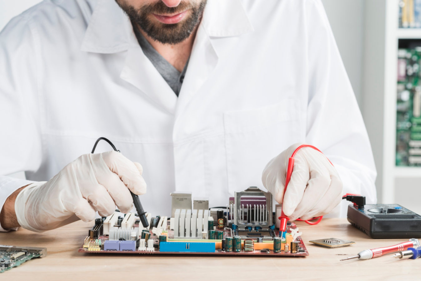 imagem mostra profissional trabalhando com circuitos para ilustrar um artigo sobre Engenharia Eletrônica