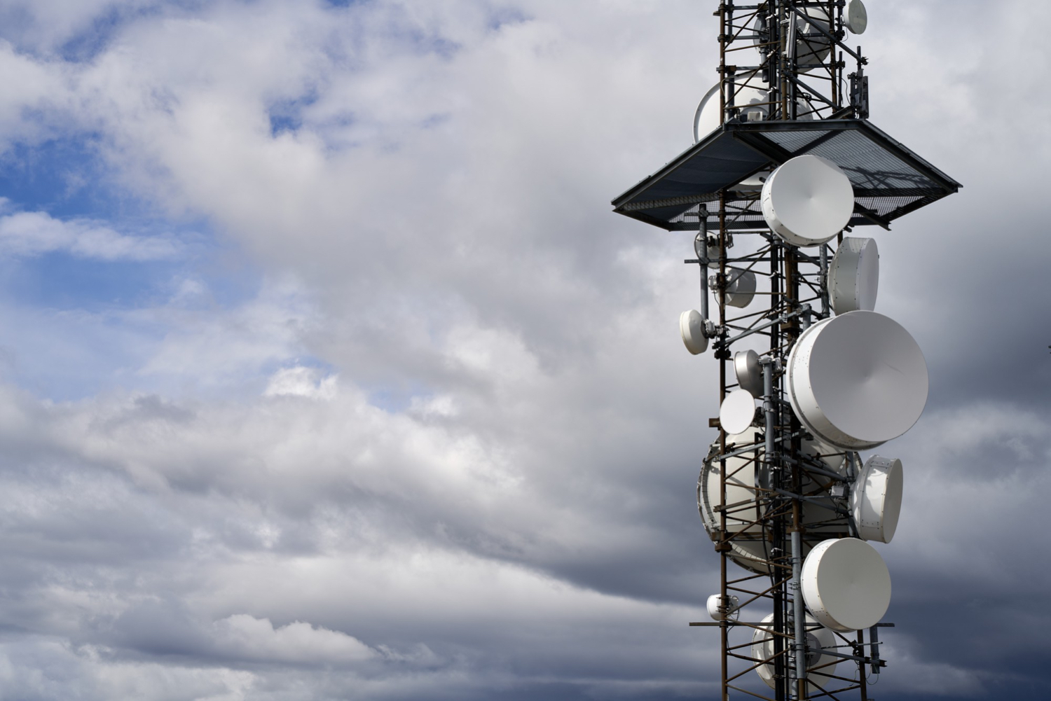imagem mostra torre de telefonia ou de telecomunicações para ilustrar um artigo sobre Engenharia de Telecomunicações