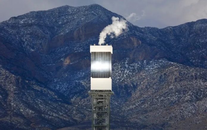 A luz solar se reflete nas torres da usina solar Ivanpah, na Califórnia, a maior instalação de energia solar do mundo. Crédito: Joe Sohm Getty Images