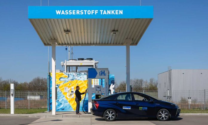 Em um posto de reabastecimento de hidrogênio na Renânia do Norte-Vestfália, Alemanha, um motorista encheu o tanque de um Toyota Mirai, um dos poucos carros movidos a célula de combustível do mercado. Em abril de 2021, a Alemanha tinha 92 postos de abastecimento de hidrogênio, perdendo apenas para o Japão, que tinha 137.