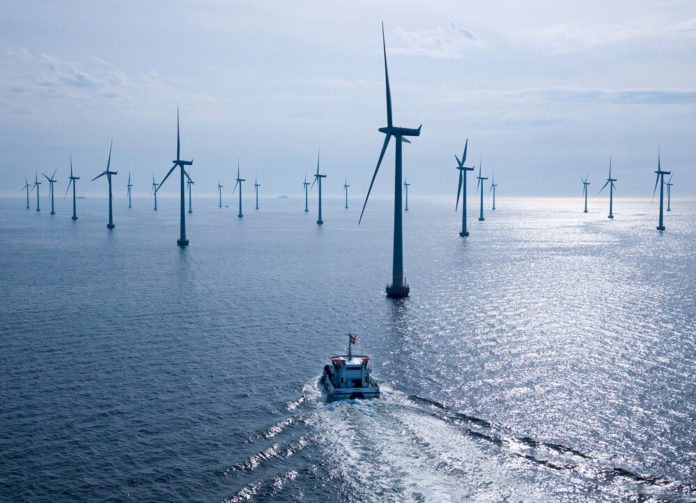 Offshore-Windpark Lillgrund - Serviceschiff auf dem Weg zum Windpark / Lillgrund Offshore Wind Farm - Service ship en route to the wind farm