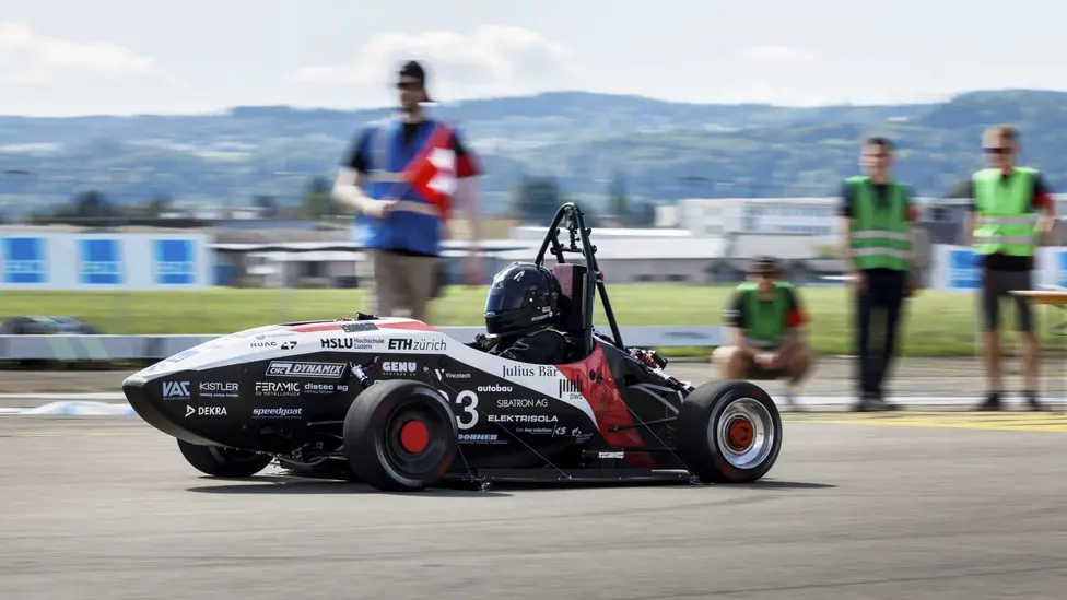 Estudantes desenvolvem carro de corrida elétrico com carregamento