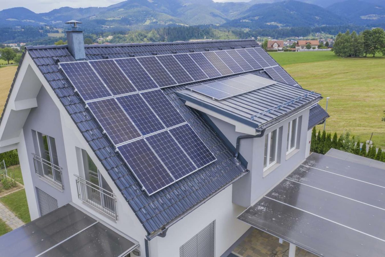 a imagem mostra o telhado de uma casa com energia solar