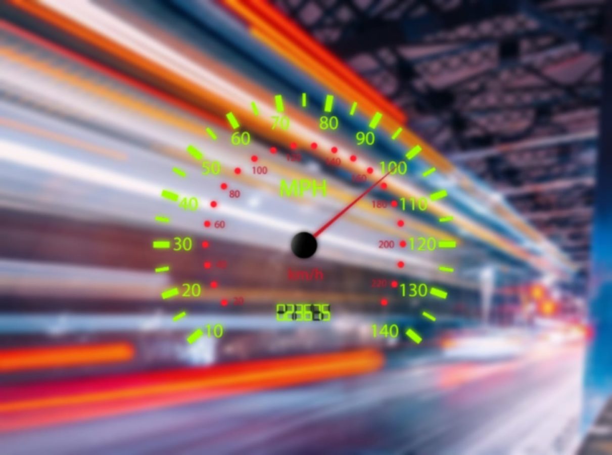 Imagem ilustra detecção de velocidade por câmeras inteligentes via rede neural e algoritmo