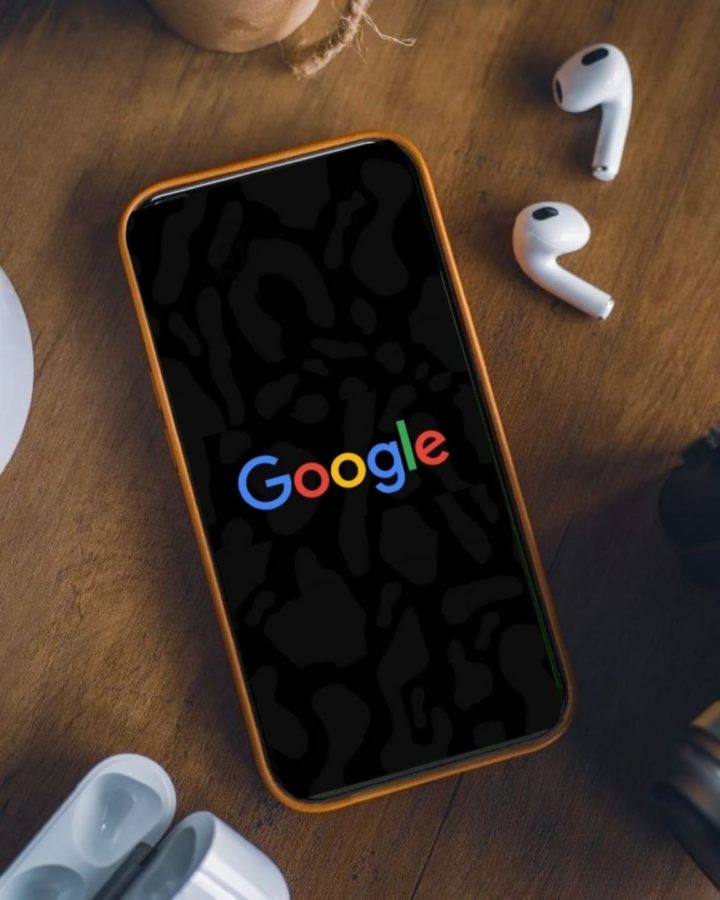 Imagem mostra celular com a logo do Google, de um artigo ensinando como criar uma conta no Google pelo celular