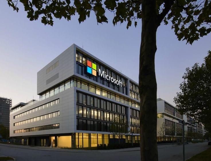 Imagem mostra fachada da Microsoft sobre um artigo Microsoft supera Apple no mercado