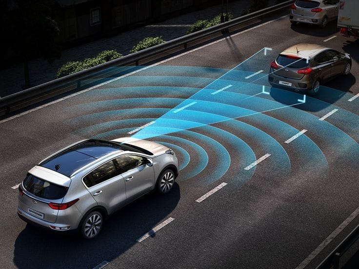 Imagem mostra ilustração de carro detectando carro a sua frente por conta de câmera inteligente e o fim do radar
