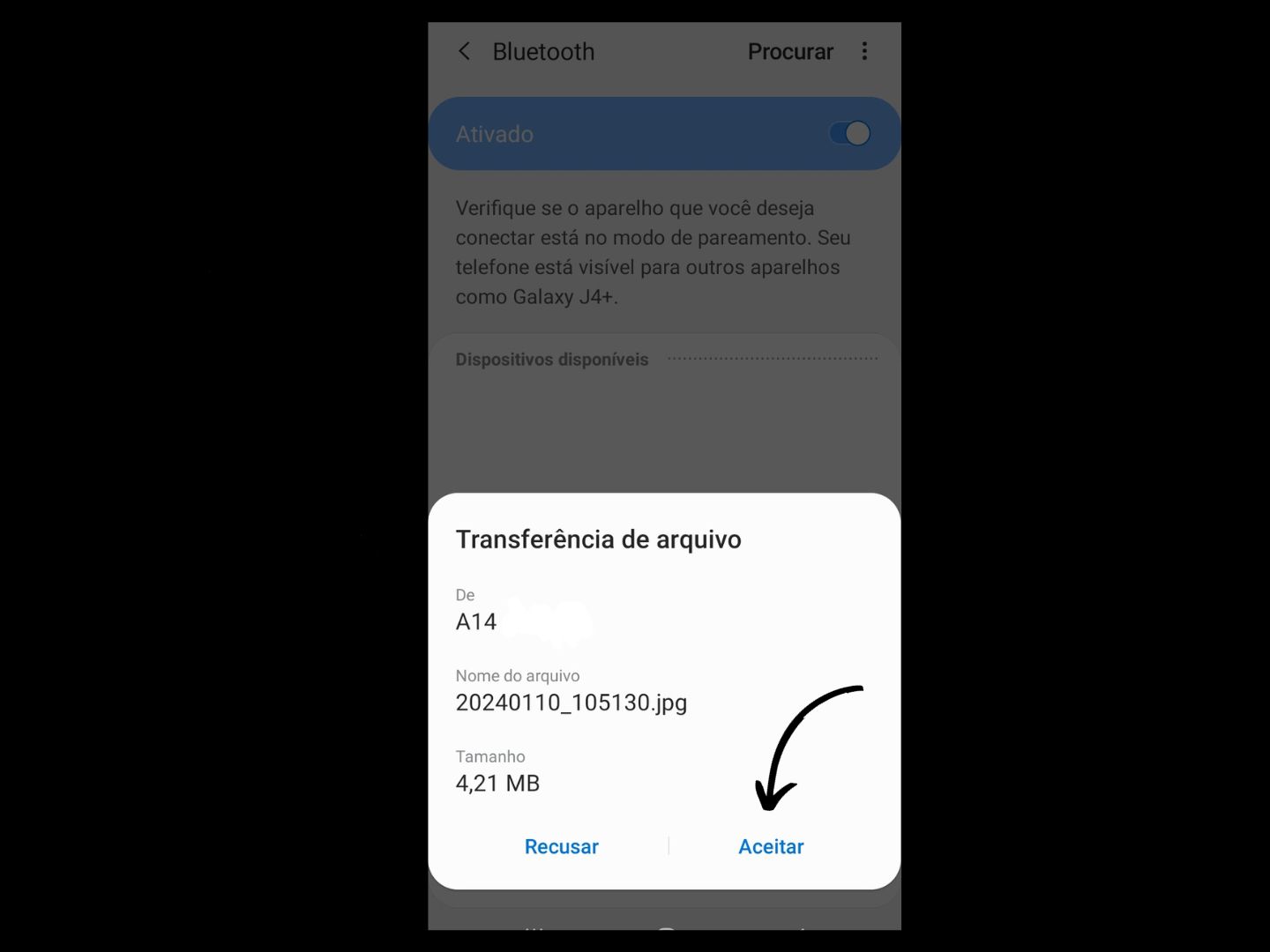 Imagem mostra seta apontando aonde você deve clicar para aceitar a solicitação ao enviar arquivo via Bluetooth.