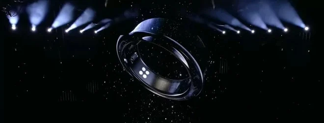 Imagem mostra Galaxy Ring, sobre um artigo de seu lançamento na Galaxy Unpacked