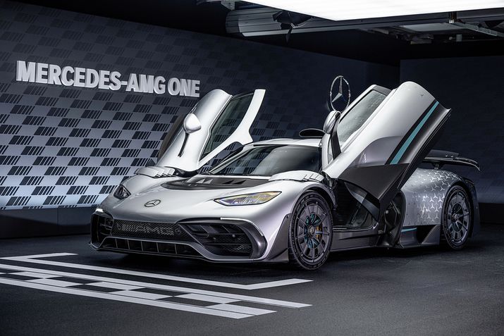 Imagem mostra o Mercedes-AMG Project One, um hipercarro que oferece a experiência singular de conduzir um veículo de Fórmula 1 pelas ruas