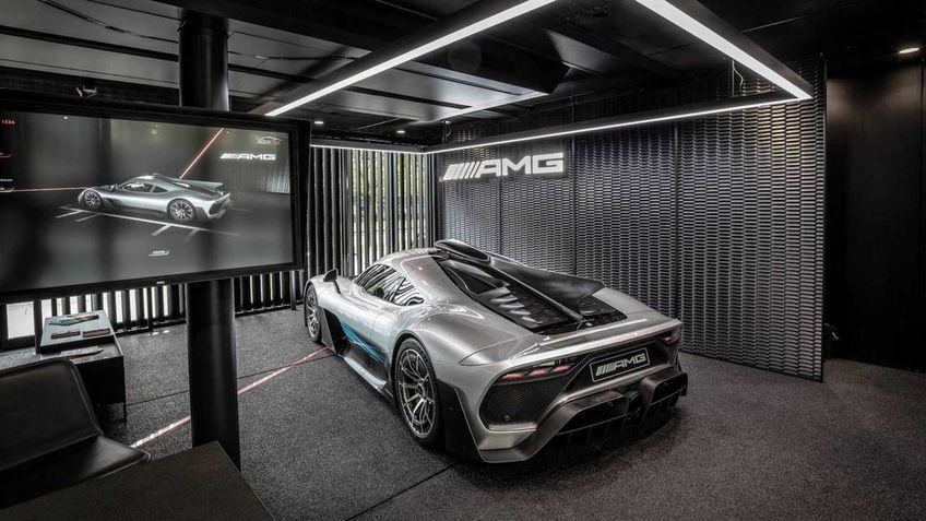 Imagem mostra o Mercedes-AMG Project One, um hipercarro que oferece a experiência singular de conduzir um veículo de Fórmula 1 pelas ruas