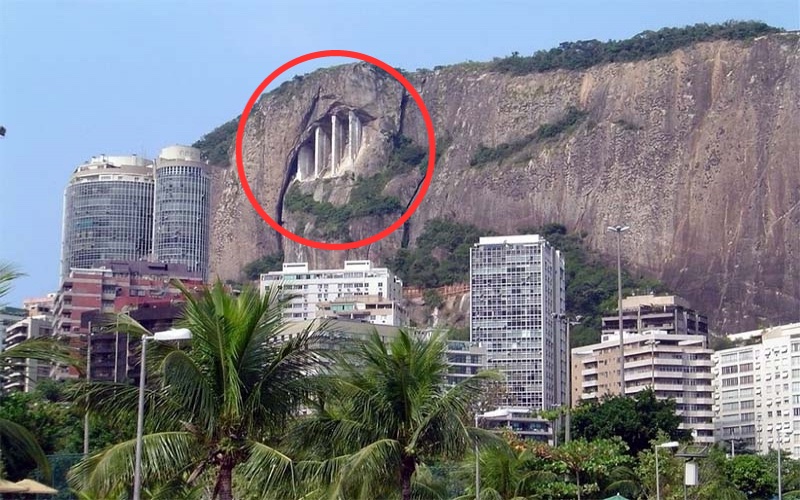 imagem mostra Morro do Cantagalo com as colunas de contenção