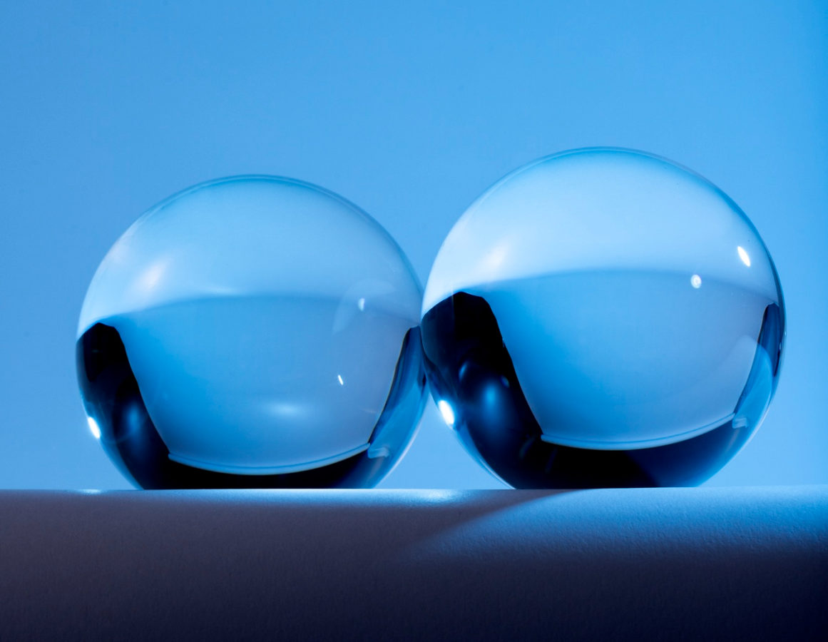 Imagem mostra duas bolas de vidro para um artigo que talvez o tempo é reversível no vidro