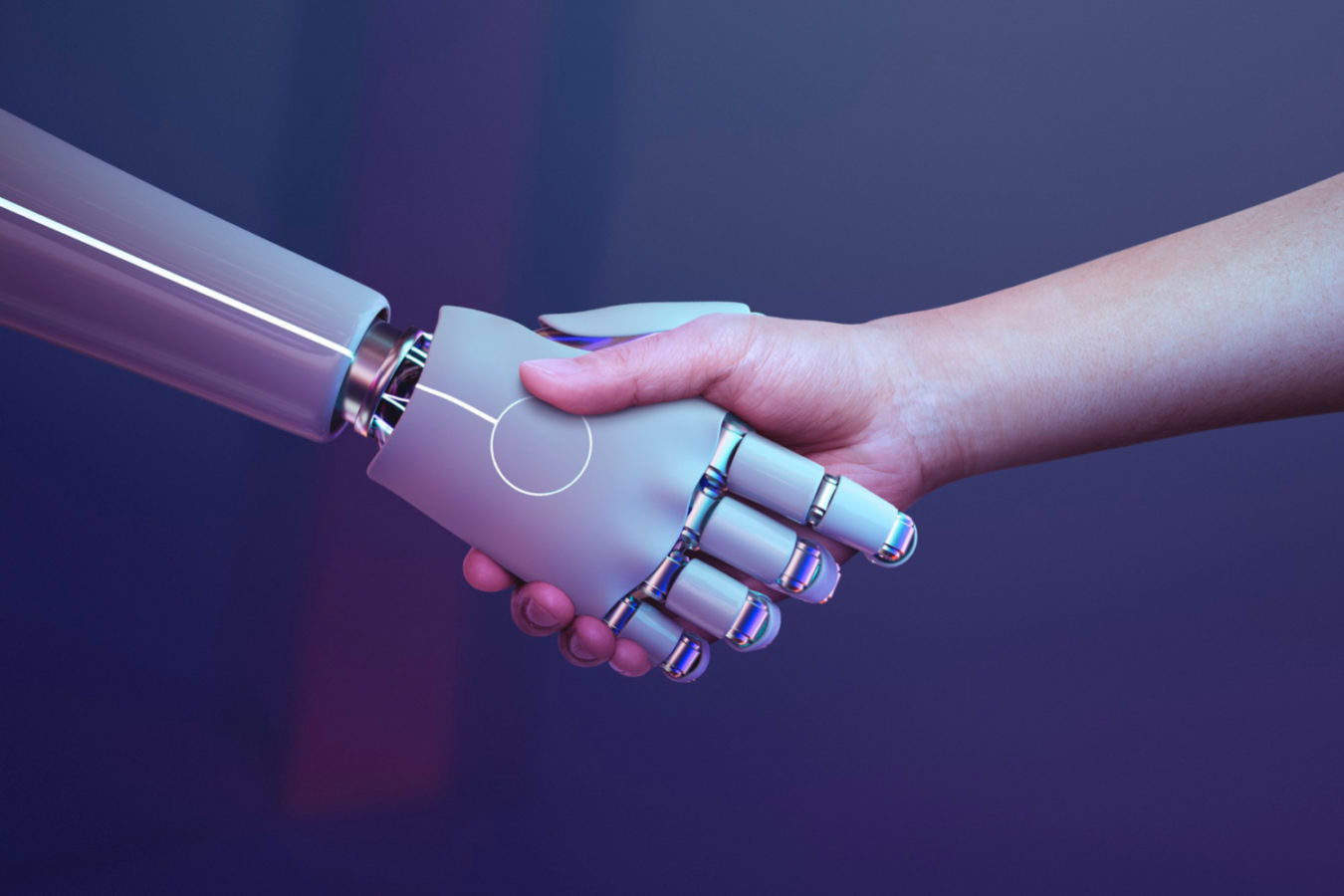 imagem mostra aperto de mão entre robô e homem para ilustrar um artigo sobre Inteligência Artificial