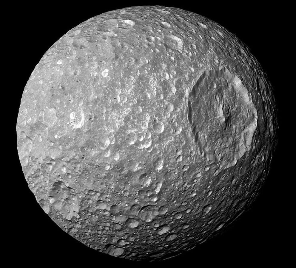 Imagem mostra Mimas para um artigo sobre a possibilidade de Mimas ter um oceano interno