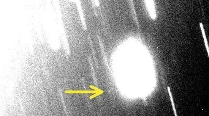 A imagem apresenta a nova lua de Urano, S/2023 U1.