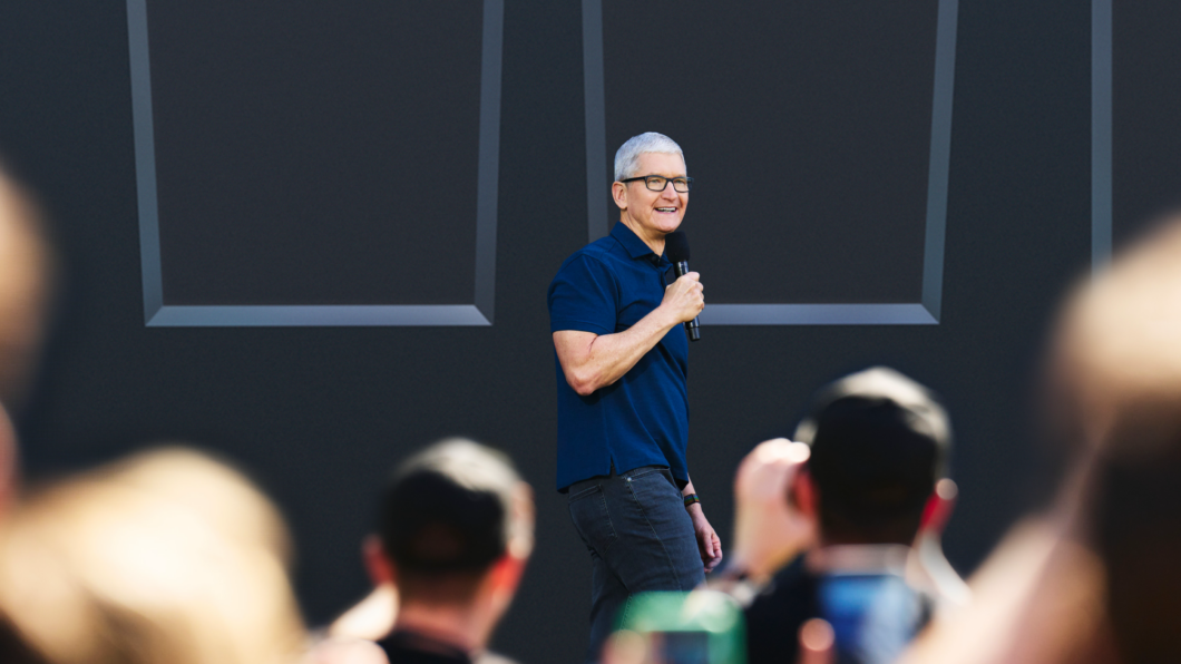 imagem mostra Tim Cook que terá ainda mais motivos para sorrir com a chegada da IA Generativa aos iPhones e outros dispositivos da Apple. Gen AI, tecnologia generativa