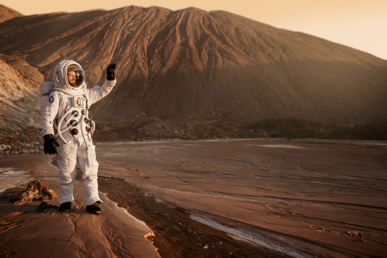 Imagem ilustra um astronauta em Marte para um artigo sobre por que é difícil levar astronautas em Marte?