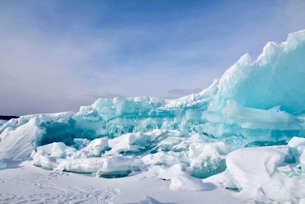 Imagem mostra geleiras para um artigo sobre cortina submarina para conter o derretimento das geleiras