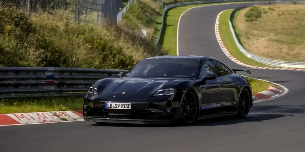 Pré-série do novo Porsche Taycan dando voltas no Nürburgring (Fonte: Porsche).