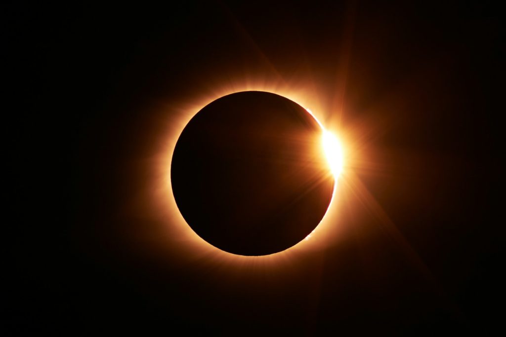 imagem mostra eclipse solar total