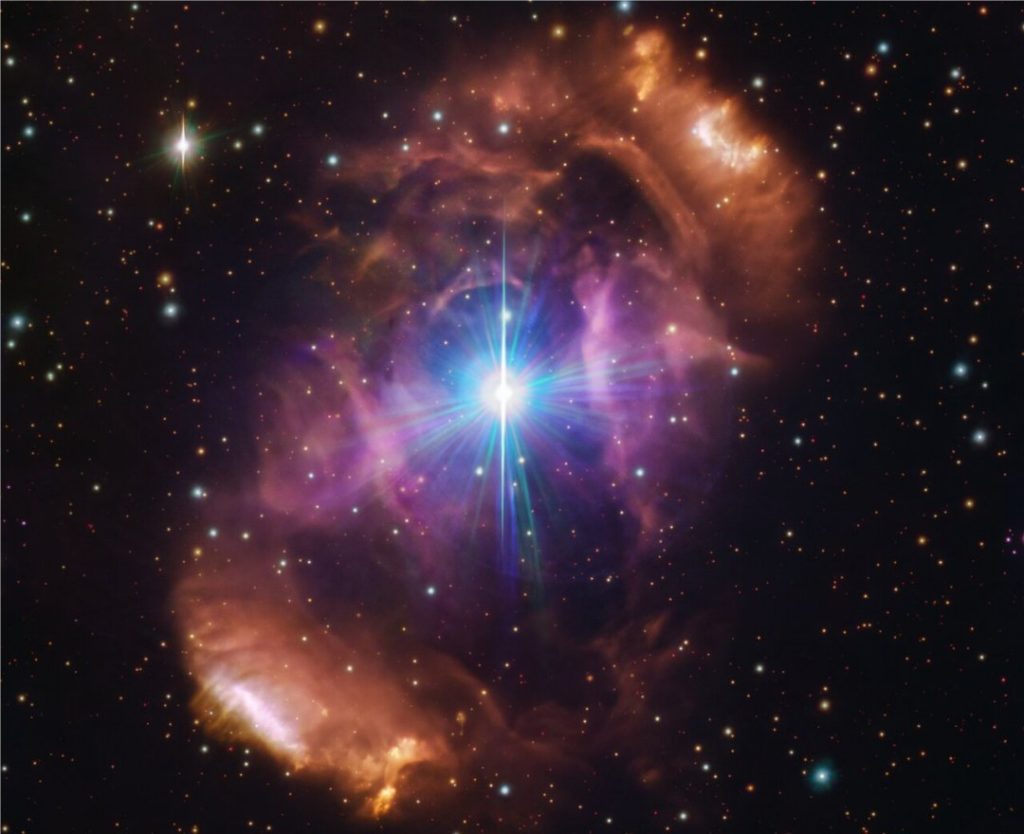 Esta imagem mostra a bela nebulosa NGC 6164/6165, também conhecida como Ovo do Dragão. A nebulosa é uma nuvem de gás e poeira que envolve um par de estrelas chamado HD 148937.