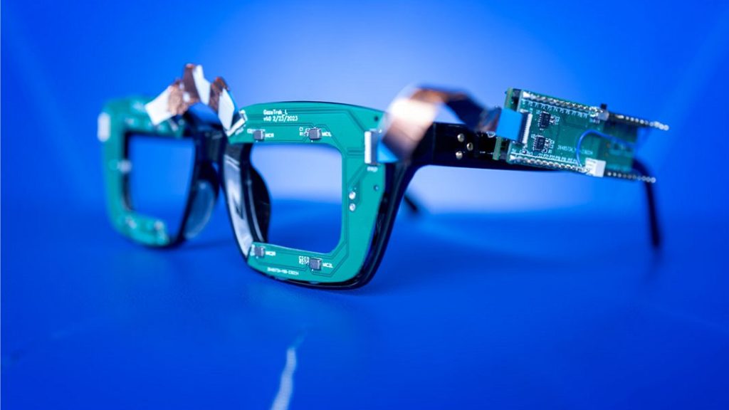Protótipo de laboratório dos óculos que monitoram olhos e rosto usando uma espécie de sonar.