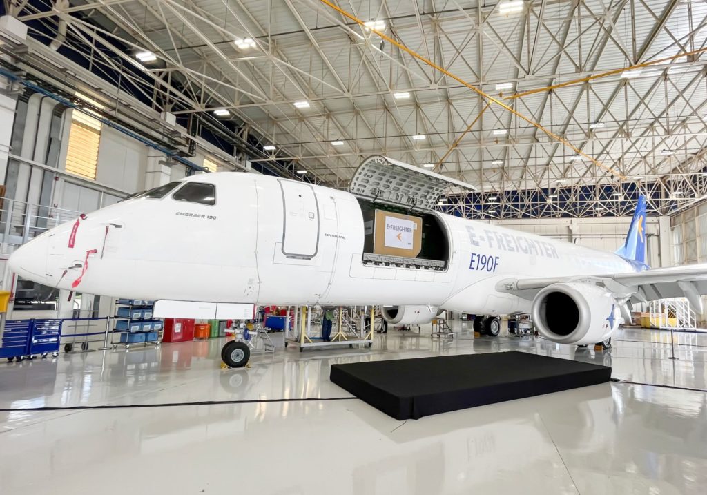 imagem mostra E190F, do projeto E-Freighter da Embraer
