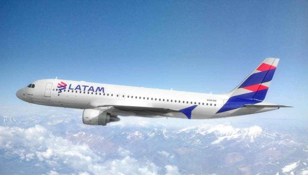 imagem mostra avião da Latam