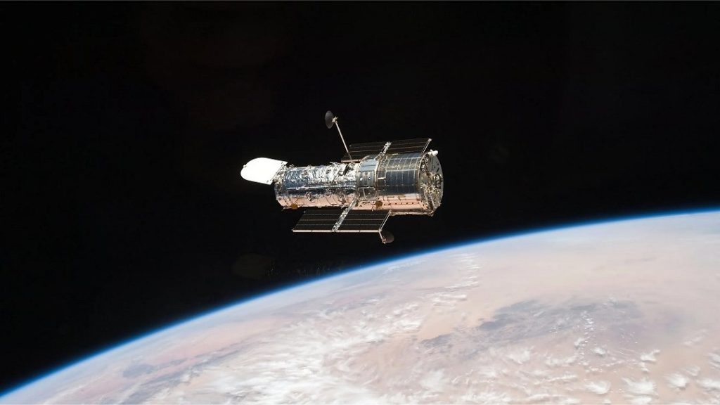 Em 2009, astronautas do ônibus espacial Atlantis realizaram cinco caminhadas espaciais em uma semana para concluir a última missão de manutenção do observatório orbital. Esta imagem foi capturada enquanto o Atlantis se afastava do Hubble. [Imagem: NASA]
