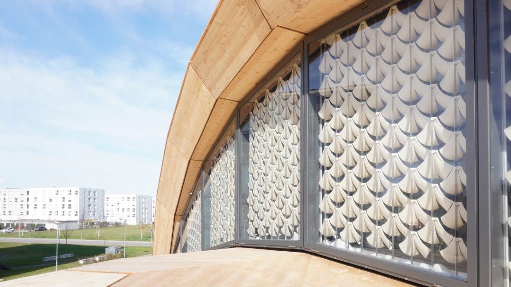 **O sistema de sombreamento inteligente e autônomo foi avaliado por mais de um ano na regulação térmica de um edifício universitário.** *[Imagem: ICD/IntCDC Universität Stuttgart]*