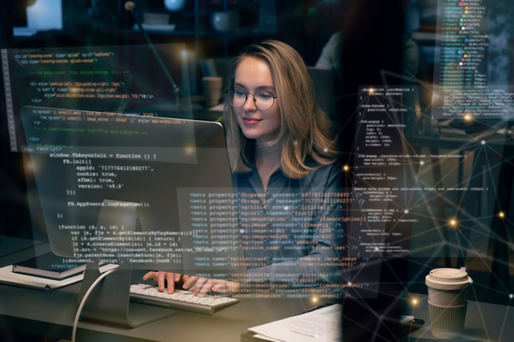 imagem mostra uma pessoa programando