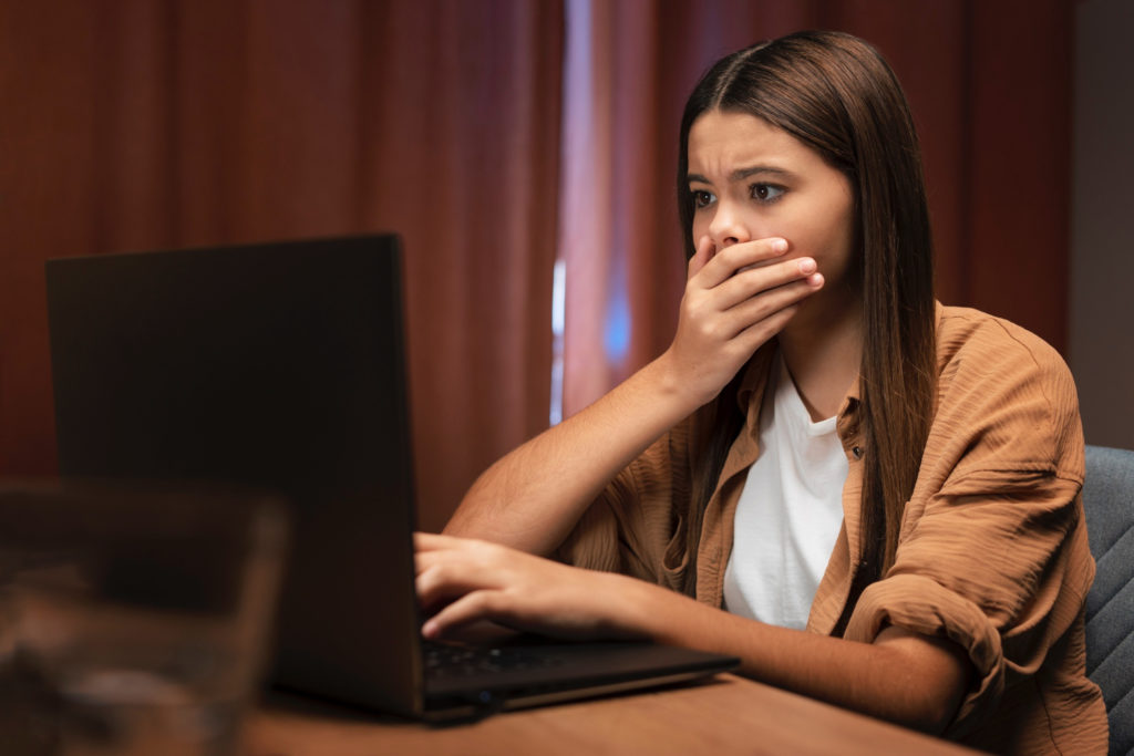 imagem de pessoa mexendo no computador