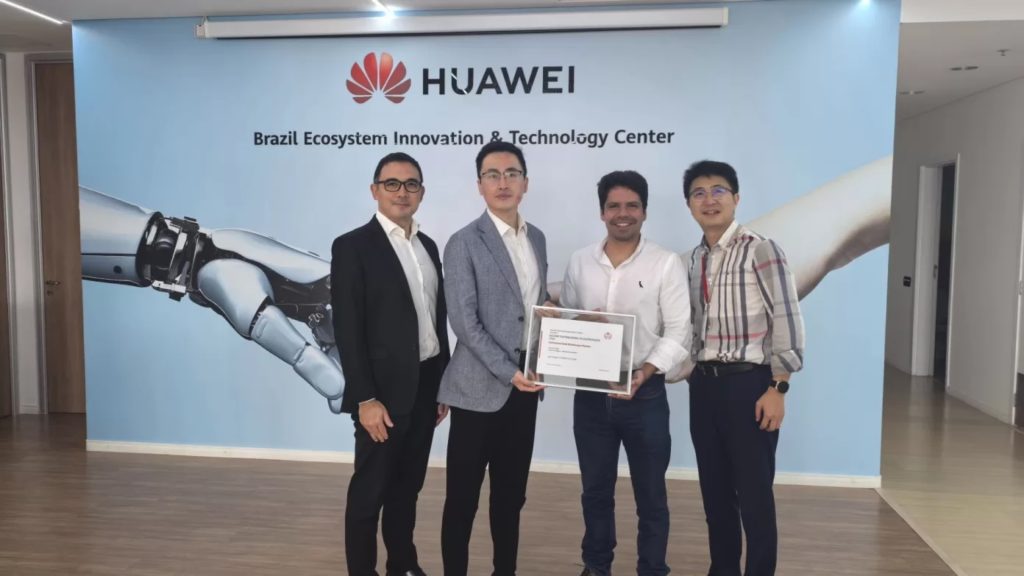 Executivos da Huawei e da Dicomp celebram parceria de distribuição - Foto: Divulgação