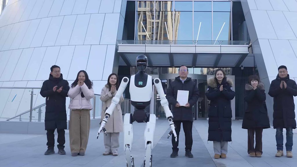 A China-developed humanoid robot has made history by directly connecting to a low Earth orbit satellite without relying on traditional ground networks. Known as Embodied Tien Kung, it became the first humanoid robot to autonomously carry out this type of satellite communication.